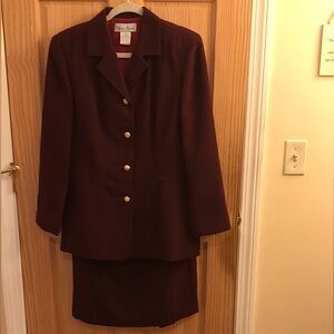 Laura Henson Two Piece Ladies Suit with skirt Size 14 in burgandy
